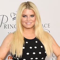 Jessica Simpson Heats Up Her Vacation With Steamy Mirror Selfie