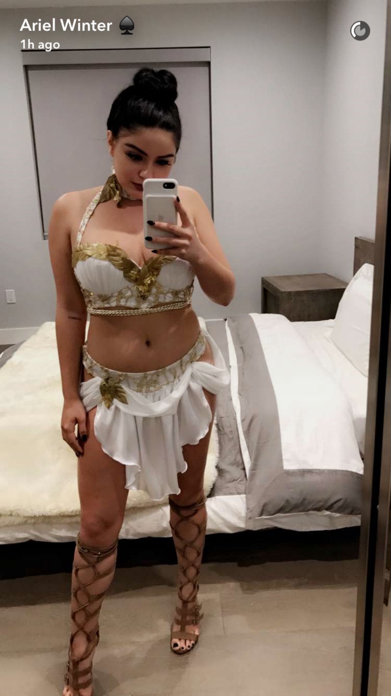Ariel Winter Is A Sexy Greek Goddess In Fourth Halloween Costume Of The 