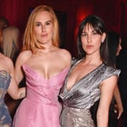  Tallulah Willis, Rumer Willis and Scout LaRue Willis attend the 2024 Vanity Fair Oscar Party Hosted By Radhika Jones at Wallis Annenberg Center for the Performing Arts on March 10, 2024 in Beverly Hills, California. 