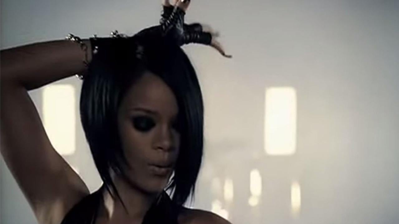 10. Rihanna's Blonde Hair in "Umbrella" Music Video - wide 3