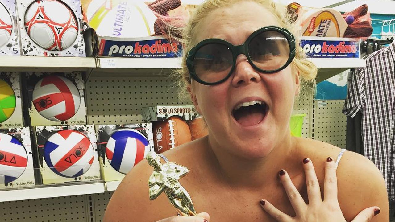Amy Schumer Flashes Bikini Body After Presenting Herself With Best Body Award Entertainment