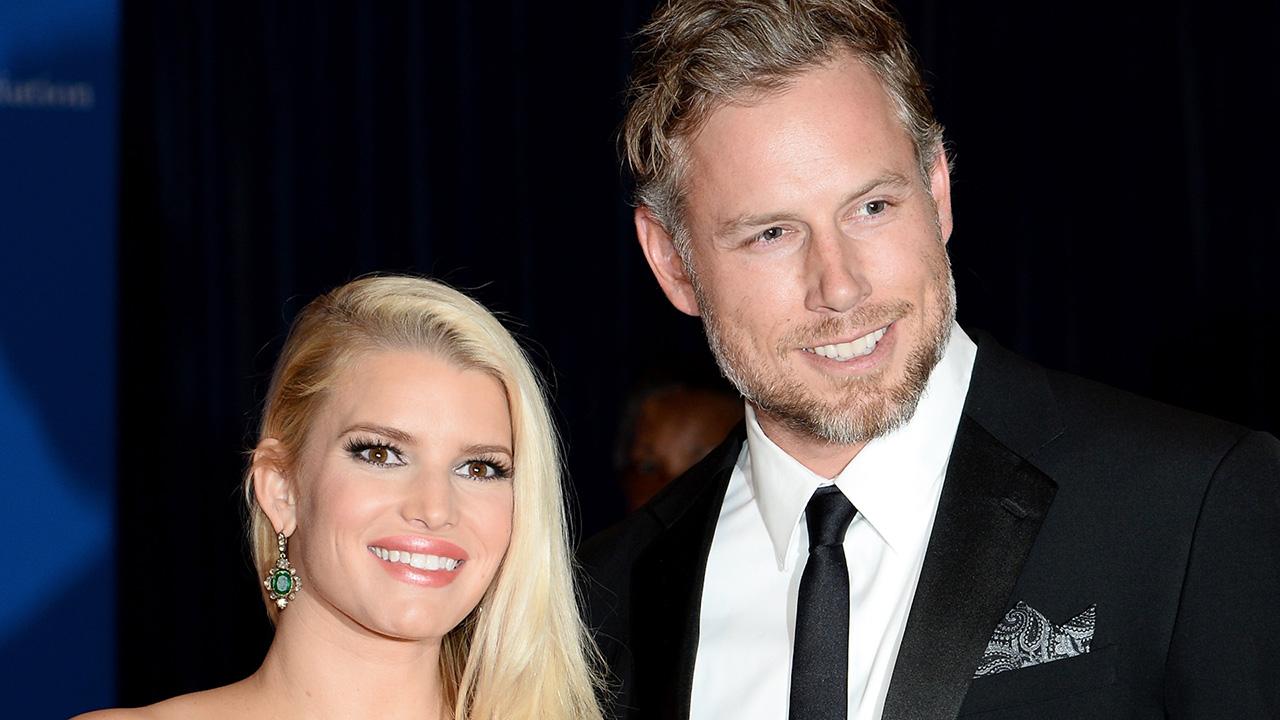 Jessica Simpson Flaunts Curves On Date Night With Eric Johnson Pics