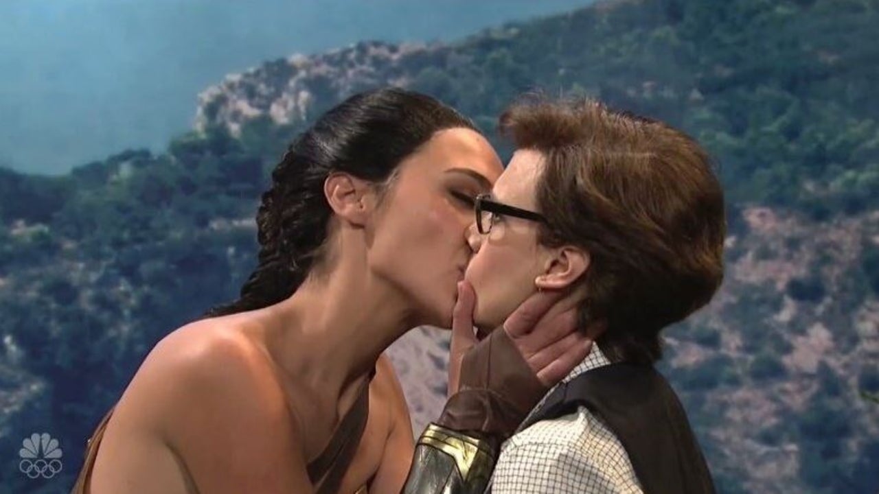 Gal Gadot And Kate Mckinnon Kiss In Wonder Woman Inspired Saturday Night Live Sketch