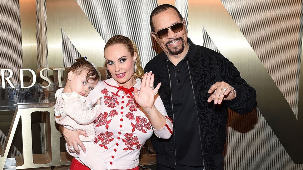 Ice-T z rodziną na zdjęciu
  