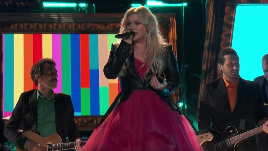 Kelly Clarkson sings on 'The Voice' on April 30