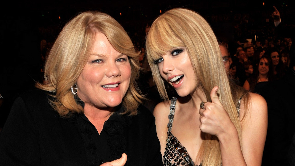 taylor swift and her mom at AMAs 2010