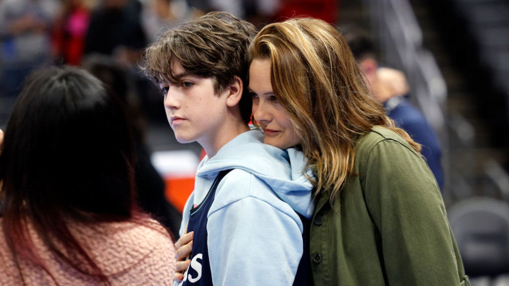 Alicia Silverstone and Bear Blue at a Los Angeles Clippers game in November 2023