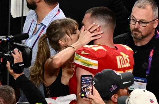 Taylor Swift and Travis Kelce Kiss