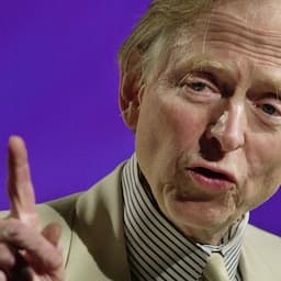 Tom Wolfe, Prolific Journalist and Author of 'The Bonfire of the Vanities,' Dead at 87