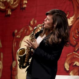 Jennifer Garner Plays the Sax During Hasty Pudding's Ceremony