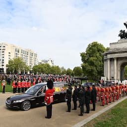 Queen Elizabeth II's Coffin Makes Final Journey to Windsor Castle 