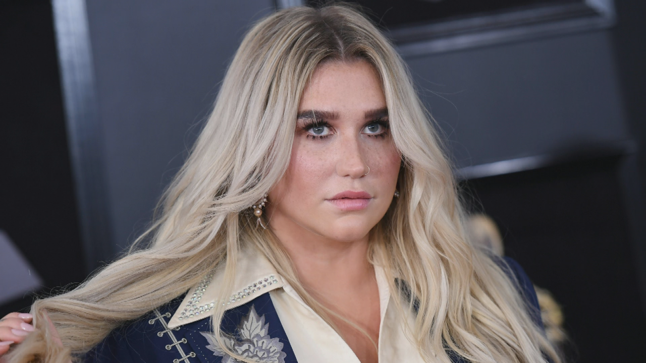 Kesha Praying Grammys(02)