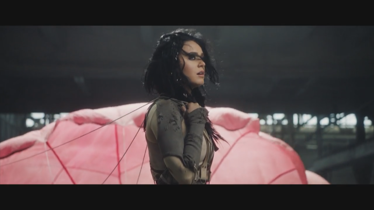 Katy Perry Really Struggles With Her Parachute In Powerful New
