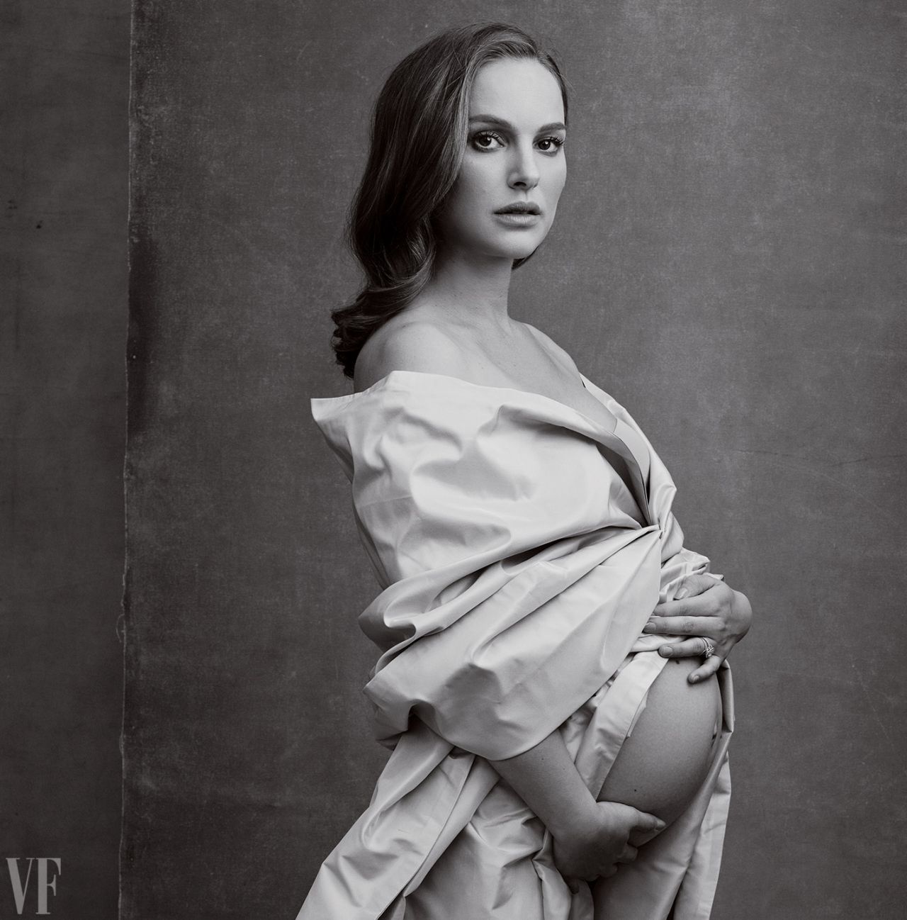 https://www.etonline.com/news/208579_natalie_portman_shows_off_bare_baby_bump_vanity_fair_hollywood_issue/