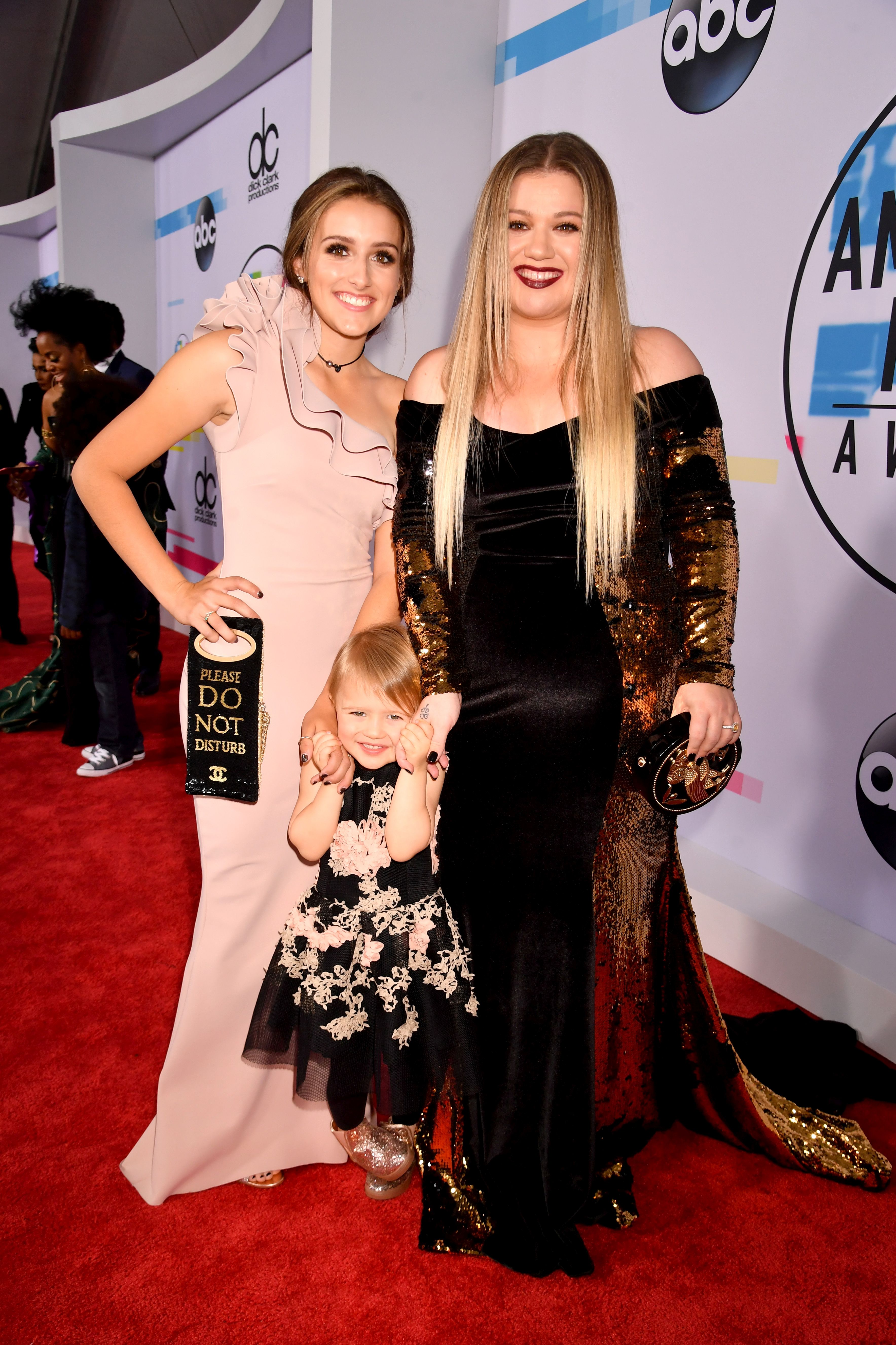 kardinal kinakål Tether Kelly Clarkson Walks AMAs Red Carpet With Her Daughters, Teases 'Powerful'  Performance With Pink | 9news.com