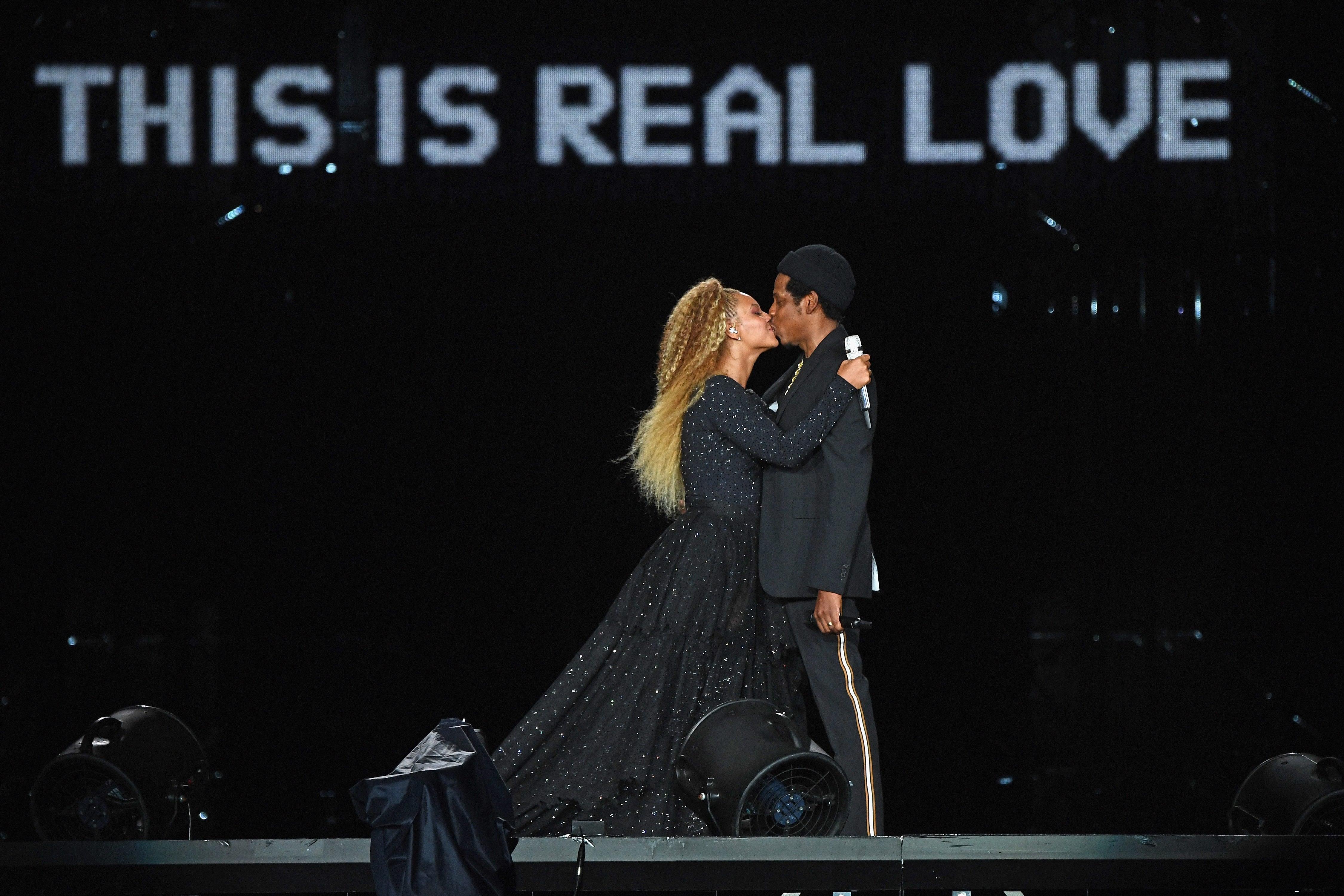Jay Z And Beyonce Kissing