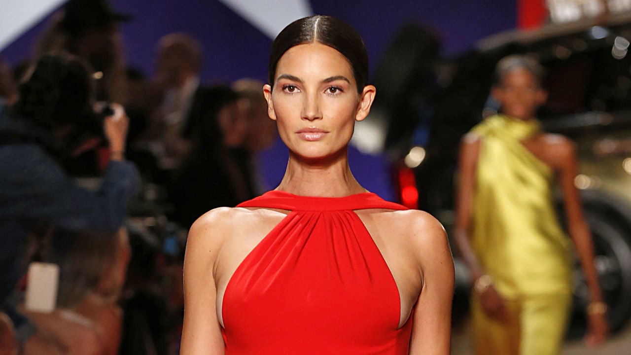 Lily Aldridge Pregnant On Runway(02)