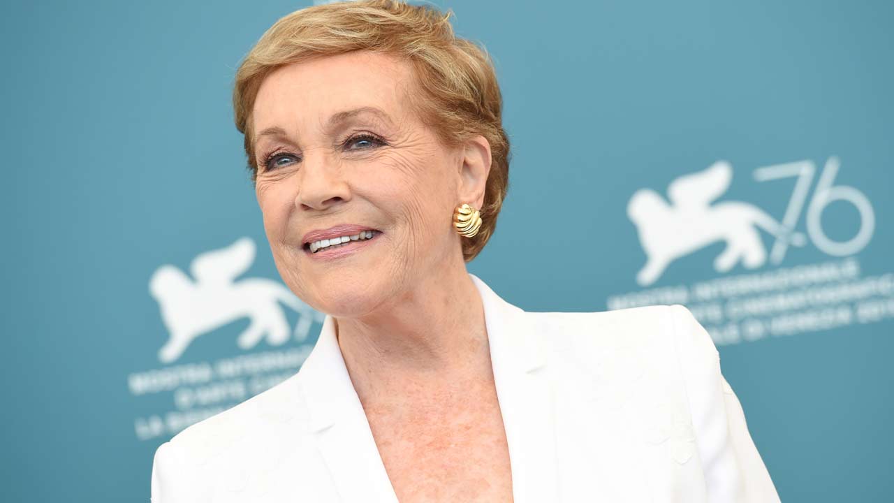 Julie Andrews Opens Up About How Therapy 'Saved' Her Life After First  Divorce | Entertainment Tonight