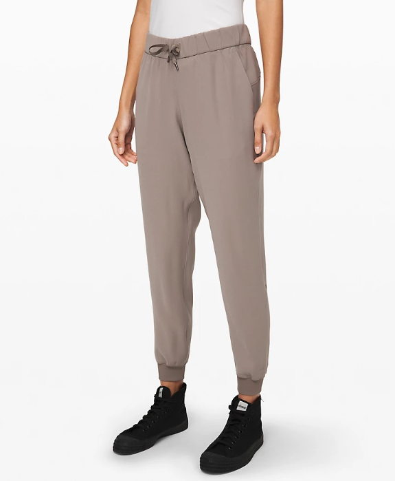 https://www.etonline.com/sites/default/files/images/2019-11/lululemon_on_the_fly_jogger_woven.png