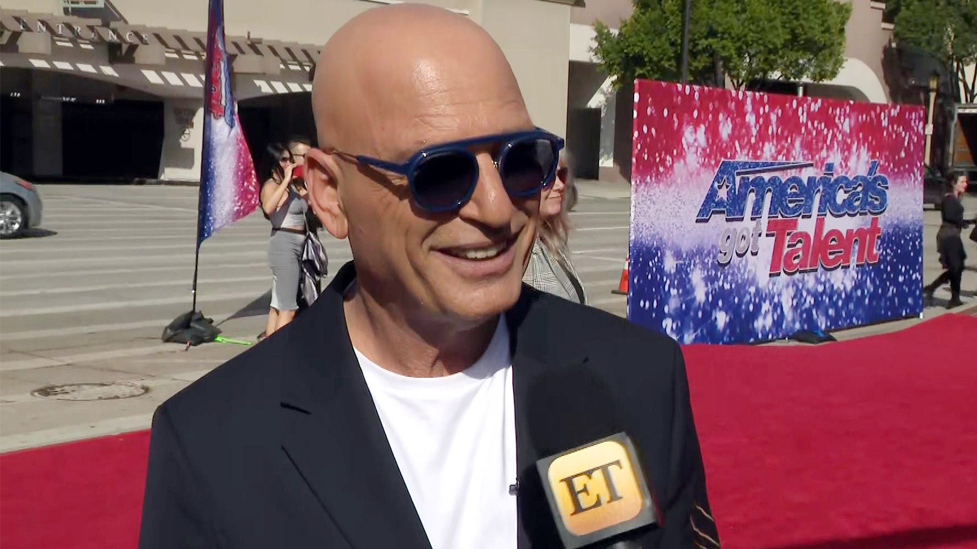 Howie Mandel Says He's 'Not Inhaling' Amid Coron...