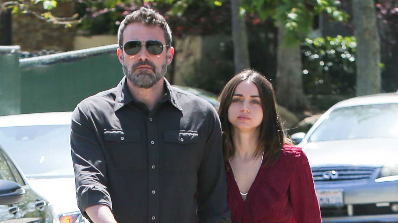 Ben Affleck S Kids Put A Giant Ana De Armas Cutout In Front Of His House See The Hilarious Pic Entertainment Tonight