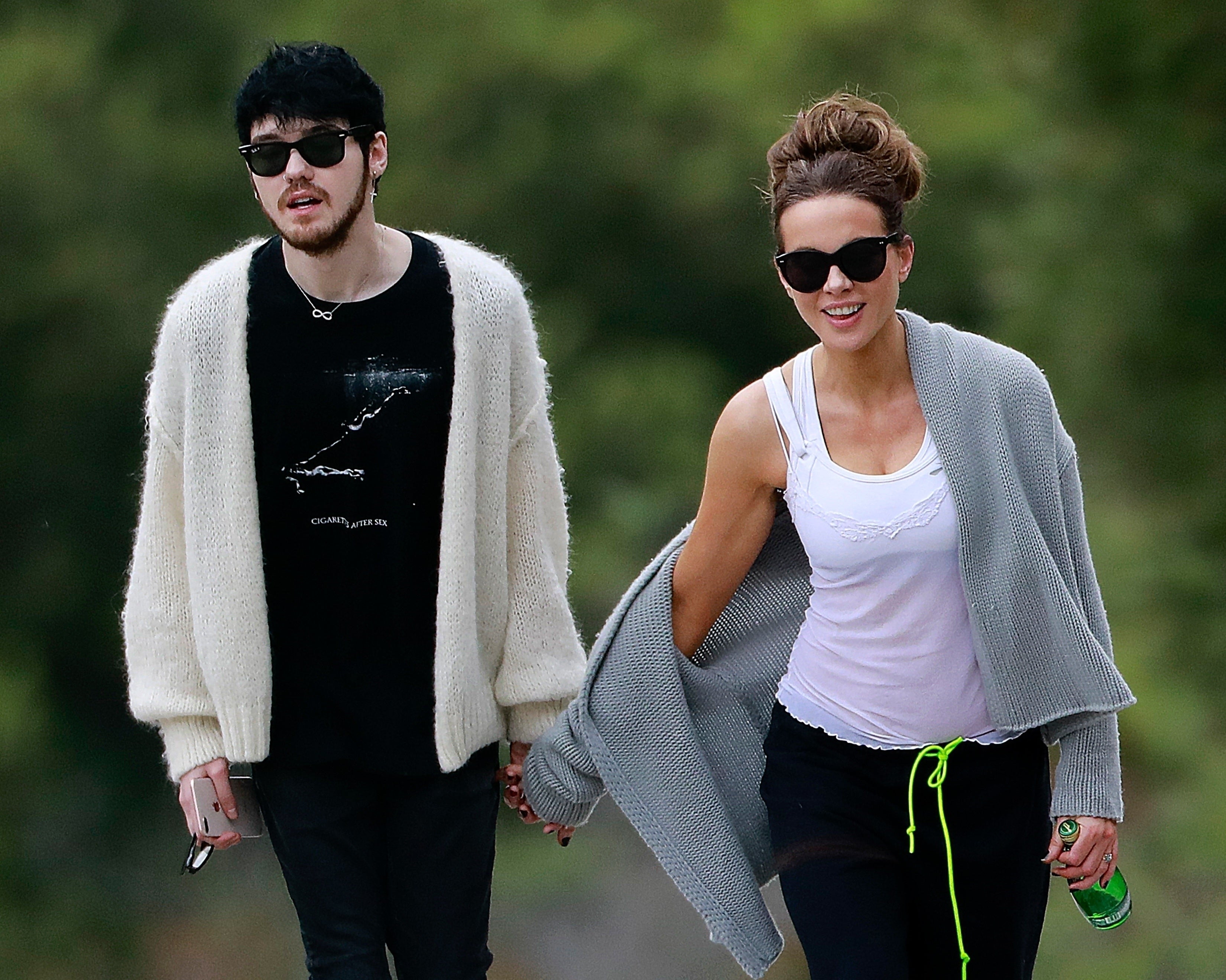 Девушка старше. Деборра-ли фернесс. Мужчина старше. Мужчина старше девушки. Женщина старше.