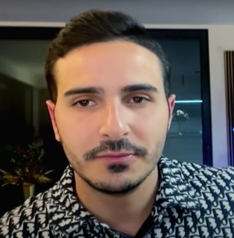 Simon Leviev Denies Being The Tinder Swindler Just A Single Guy That Wanted To Meet Some Girls Entertainment Tonight