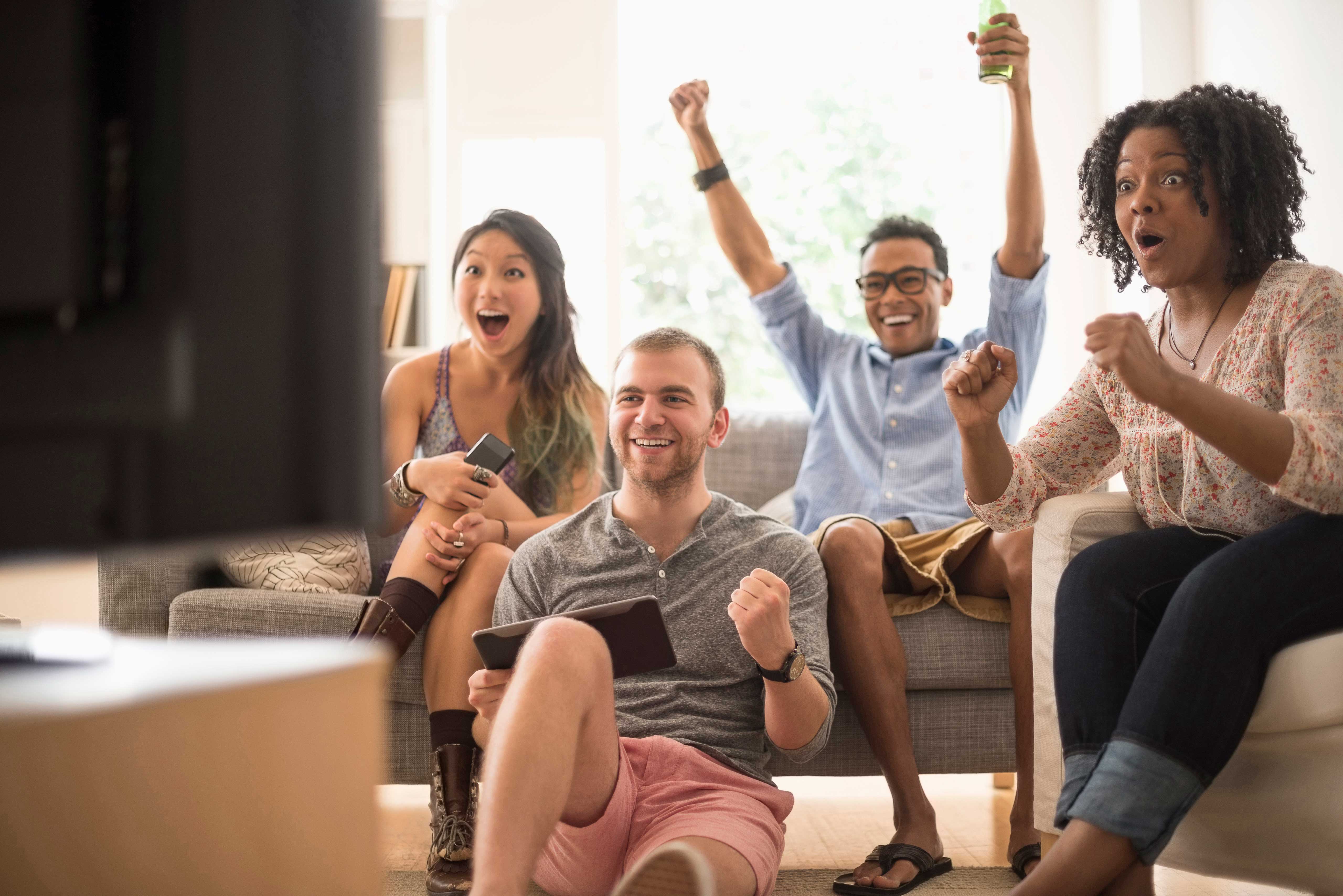 They to watch a new. Друзья у телевизора. Family watching TV. Watch TV.