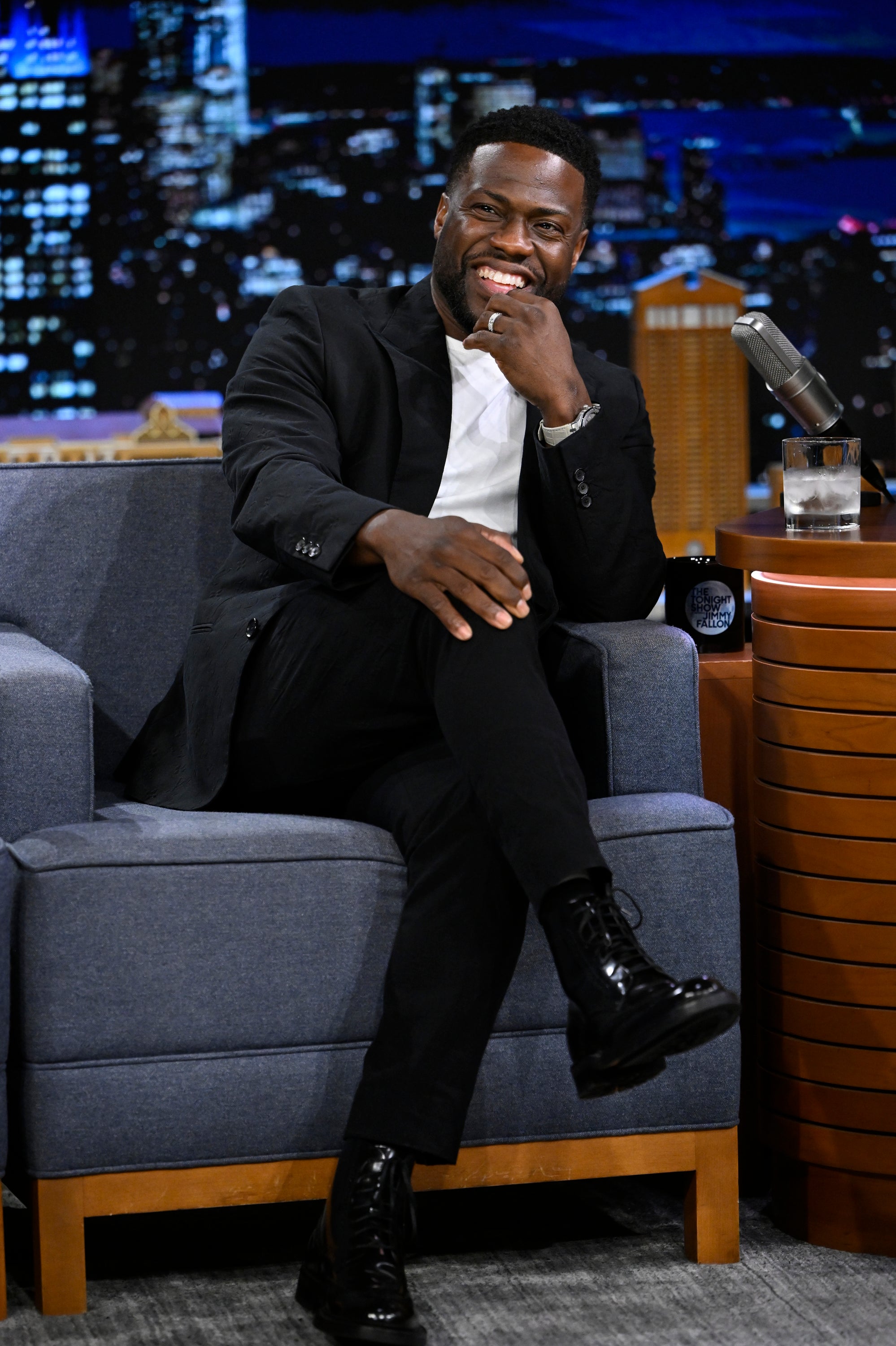 Introducir 120+ imagen kevin hart selling shoes - Abzlocal.mx