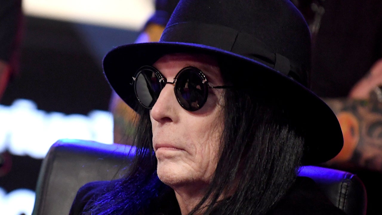 Mick Mars sues Mötley Crüe, claims he was only one playing live on