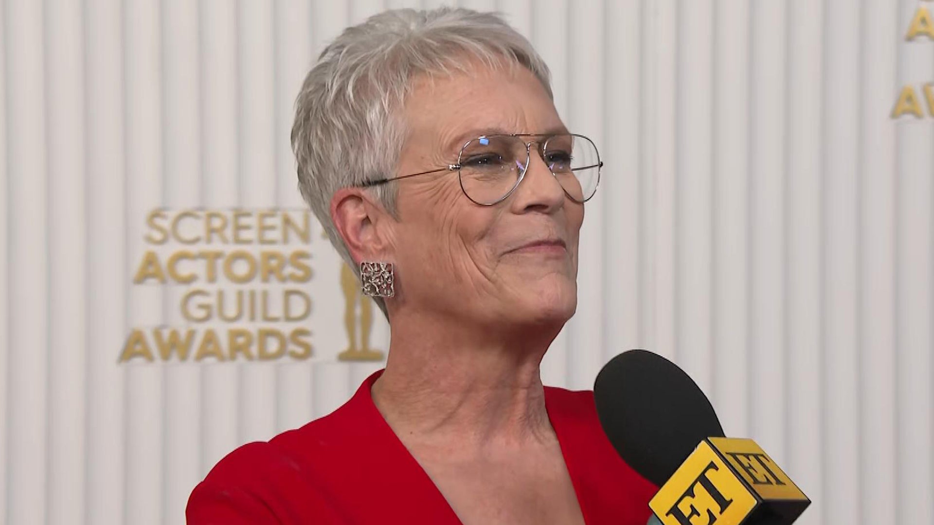 Jamie Lee Curtis Reacts to Kissing Michelle Yeoh After SAG Awards Win  (Exclusive) | Entertainment Tonight