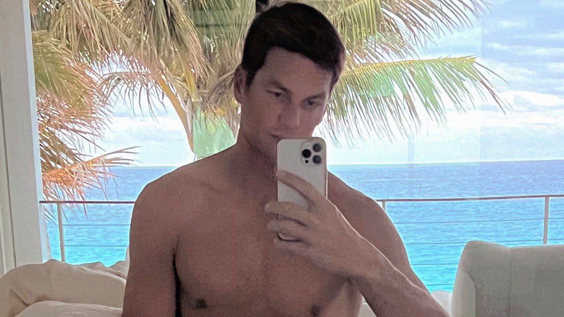 Newly Single Tom Brady Posts Thirst Trap Selfie in His Underwear Did I Do It Right? Entertainment Tonight pic