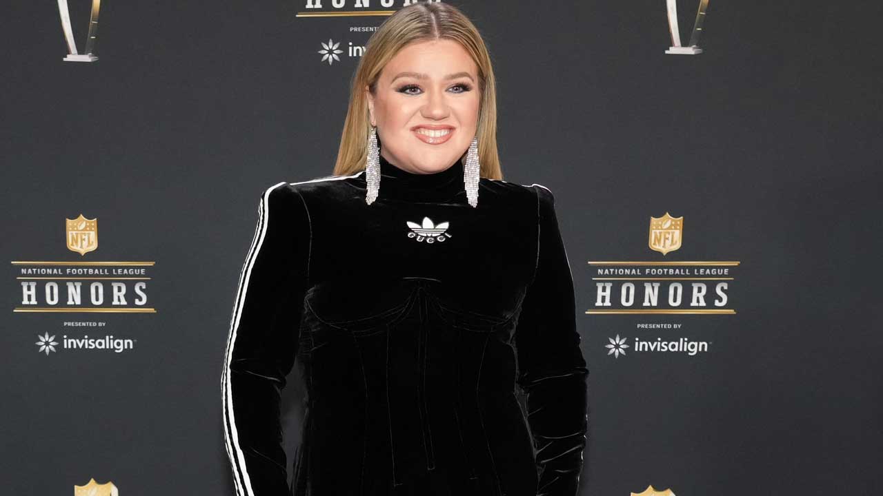Kelly Clarkson Is Proud to Be the 1st Woman to Host the NFL Honors Its a Really Cool Thing (Exclusive) Entertainment Tonight