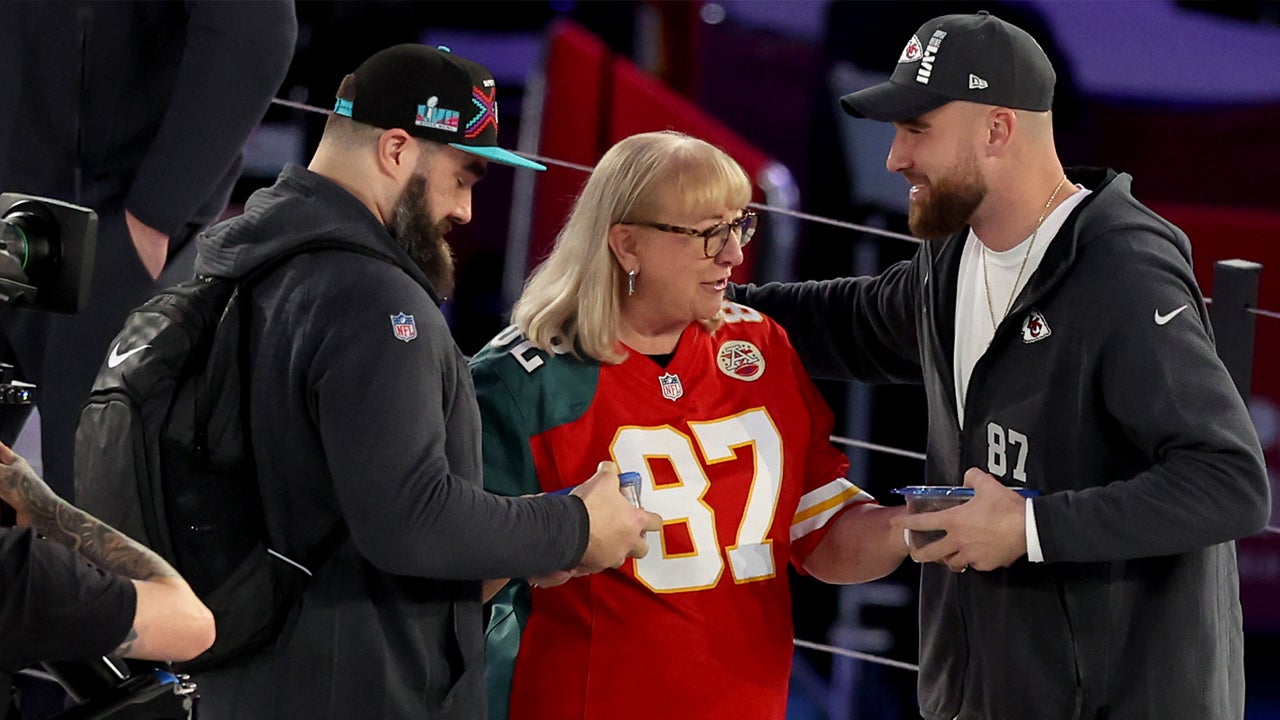 travis kelce super bowl outfit