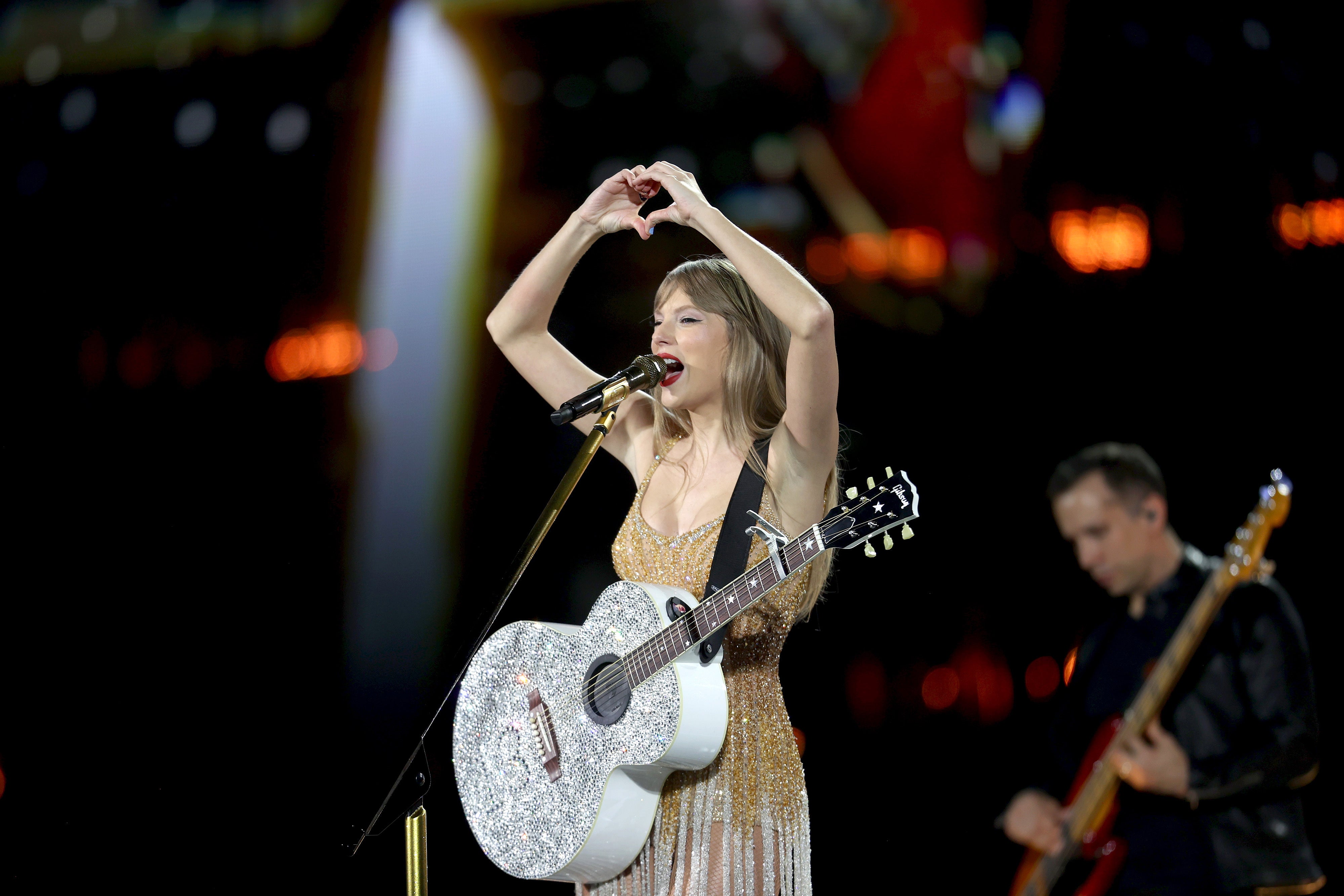 Taylor Swift's year in numbers: 3 relationships, 24 nights out