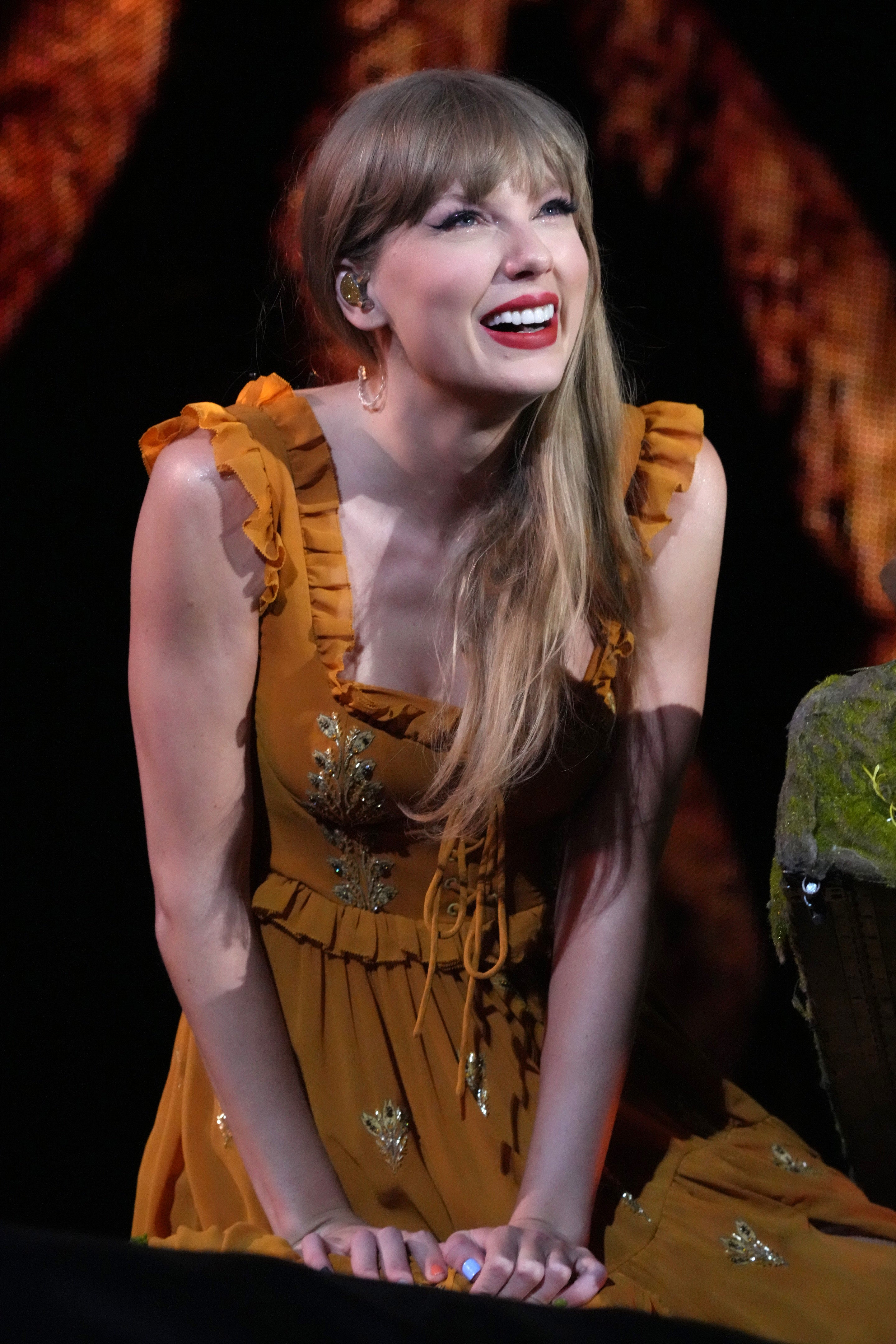 Taylor Swift Gets Emotional During Nearly 8-Minute Standing ...