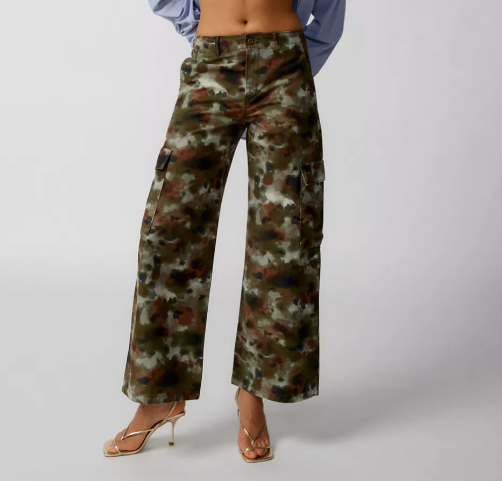 Kylie Jenner, Hailey Bieber, and More Rock Summer's Hottest Trend: Cargo  Pants – CR Fashion Book