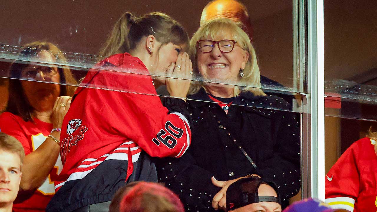 Taylor Swift cheers alongside Travis Kelce's mom at Chiefs game