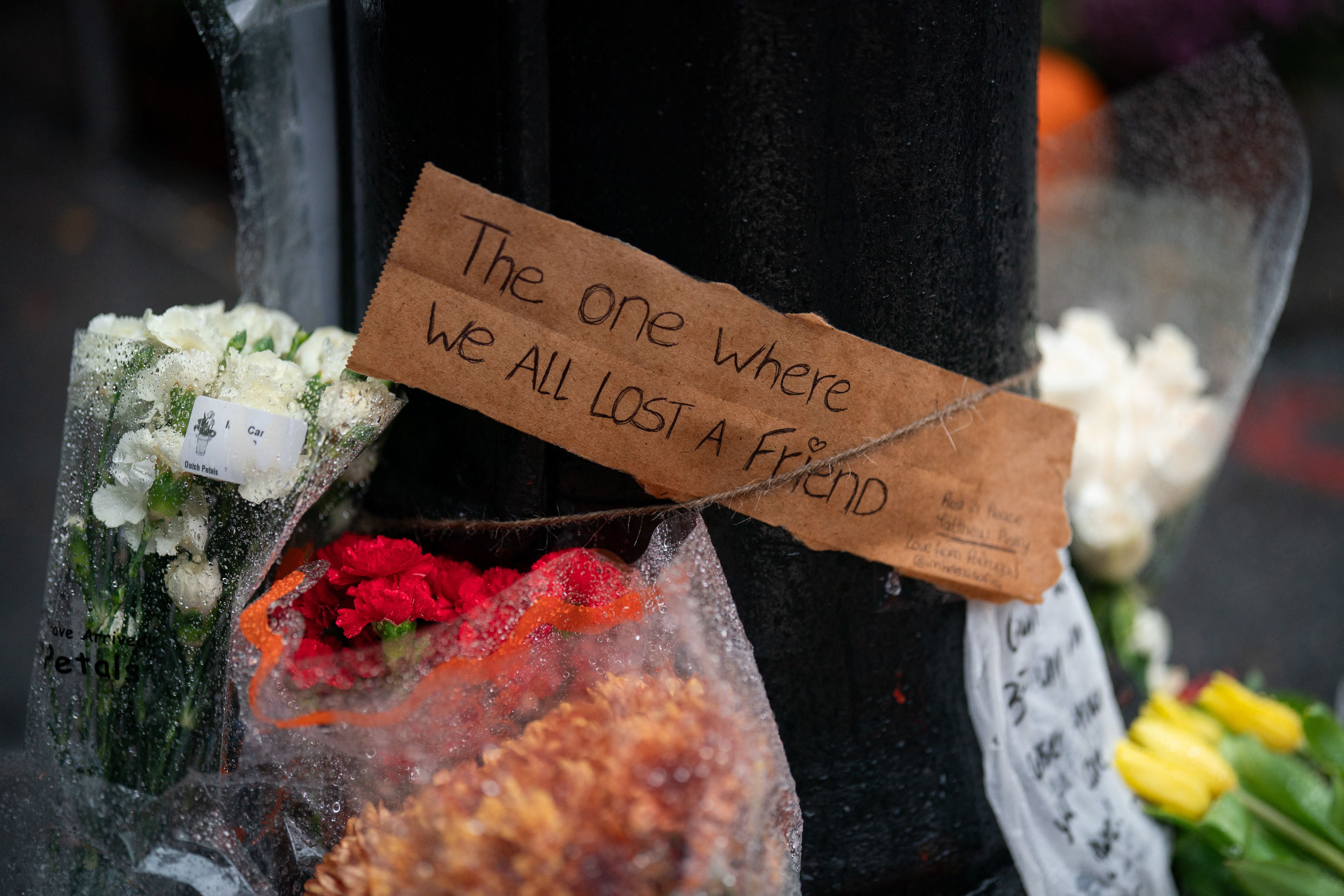 Friends' Fans Pay Tribute to Matthew Perry Outside Show's Iconic NYC  Apartment Building: Photo 4980327, Friends, Matthew Perry Photos