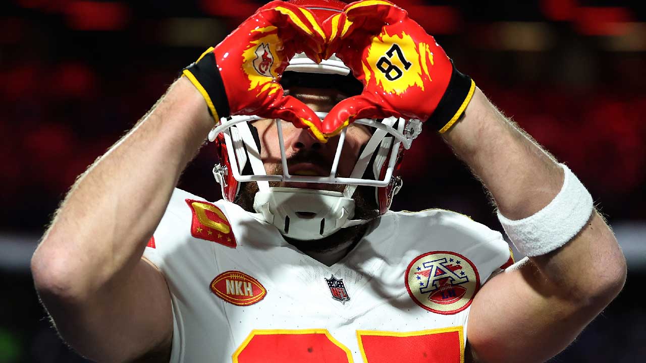 Travis Kelce on Throwing Up Heart Hands Like Taylor Swift at Chiefs Game: 'Spread the Love, Baby' | Entertainment Tonight