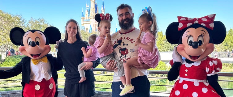 Jason Kelce Rides Tea Cups With Daughter, Roller Coaster with Mama Kelce in Cute Disney World Video | Entertainment Tonight