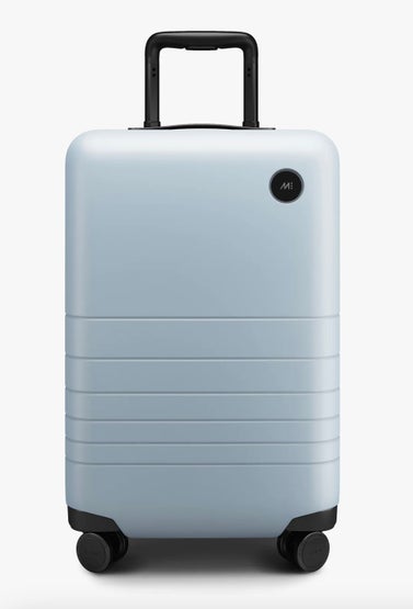 Mono's hand luggage