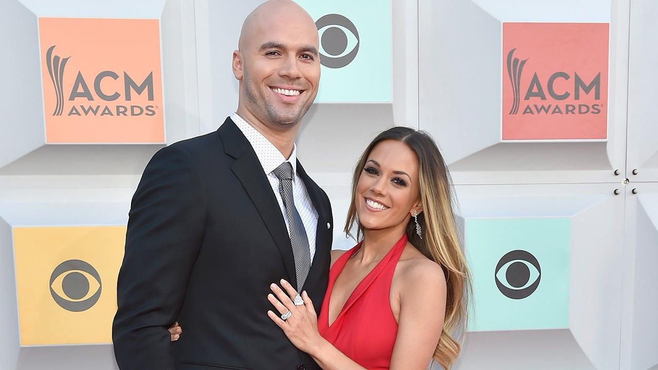 EXCLUSIVE Jana Kramer Makes First PostBaby Red Carpet Appearance in(01)
