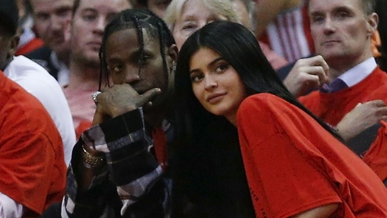 Travis Scott FaceTimes Pregnant Kylie Jenner MidPerformance Watch(00)