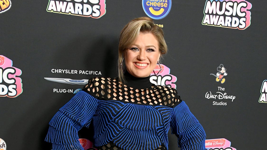 Kelly Clarkson in blue dress at Radio Disney Music Awards