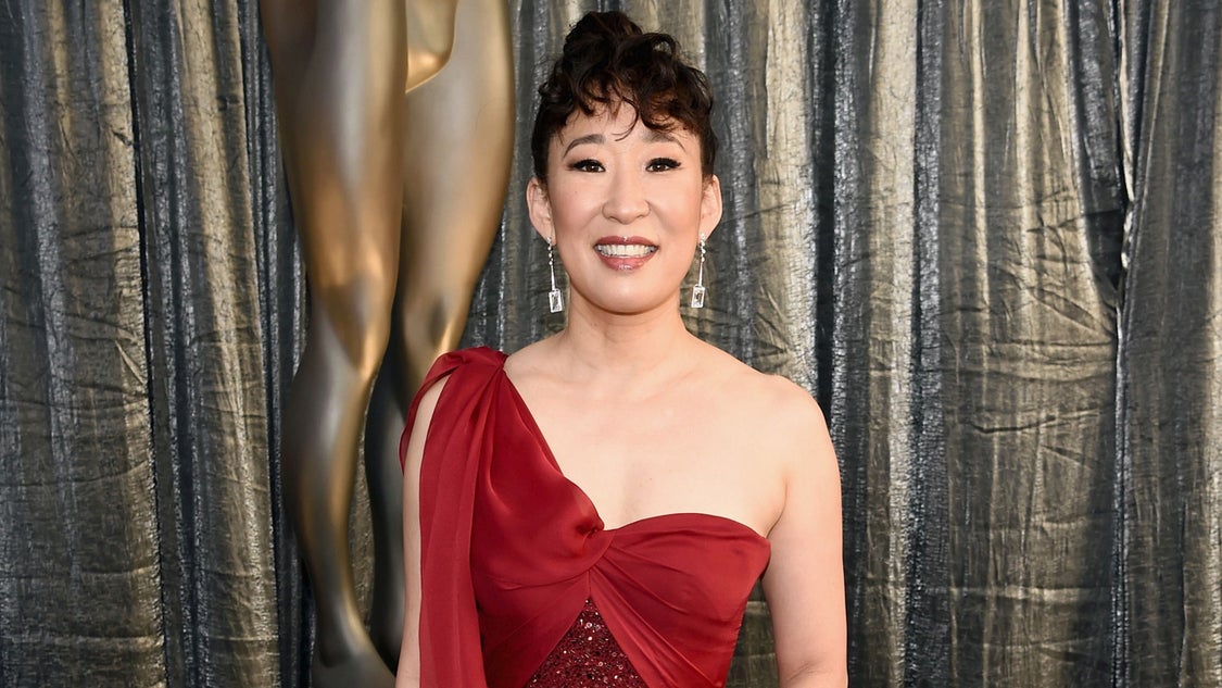 sandra oh golden globes red dress Globes 2019 Sandra Oh Golden Globes Dress Golden Globes 2019: Sandra Oh's Hair And Makeup Breakdown