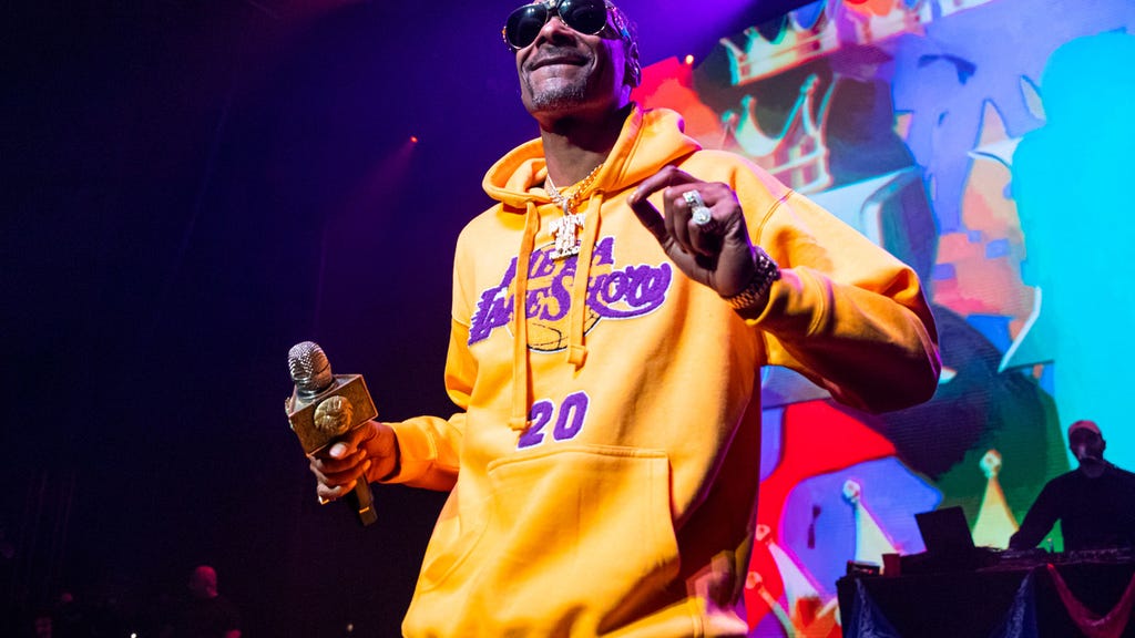 snoop dogg in lakers sweatsuit in michigan