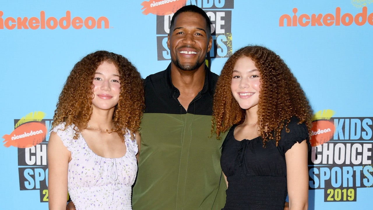 Michael Strahan with twin daughters
