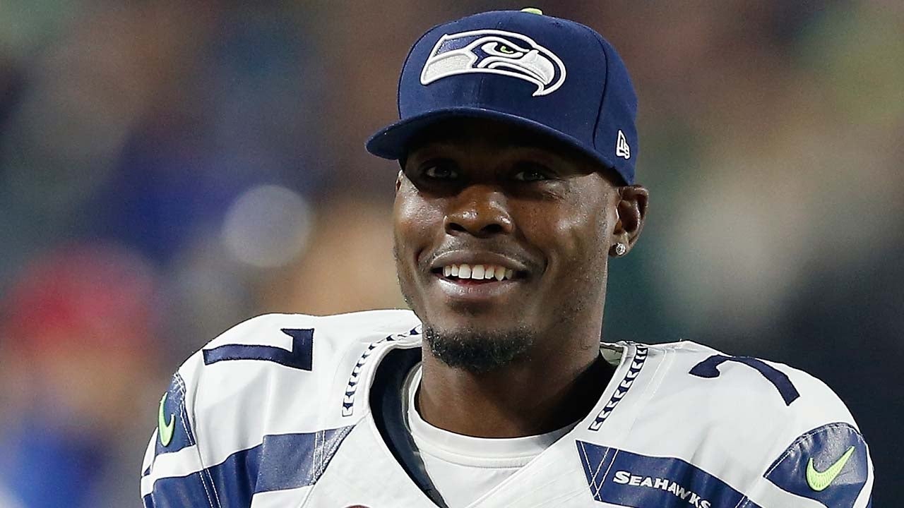 Tarvaris Jackson #7 of the Seattle Seahawks on the sidelines during the NFL game against the Arizona Cardinals at the University of Phoenix Stadium on December 21, 2014 in Glendale, Arizona.