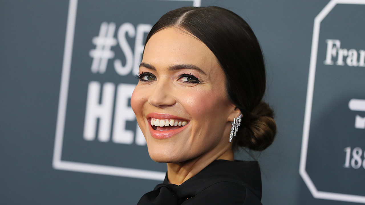 How 'This Is Us' Will Work Around Mandy Moore's Pregnancy ...